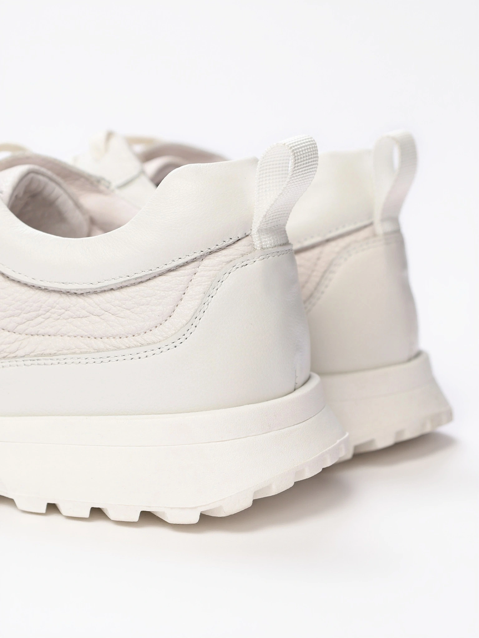 Кроссовки белого цвета на средней подошве